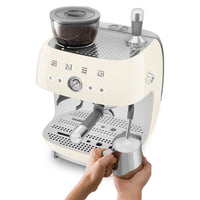 Smeg - Espressomachine | Crème | Jaren 50 | Handmatige espressomachine met geïntegreerde bonenmaler Handmatige Espressomachine Smeg
